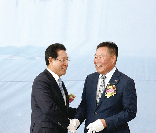 김영록 지사(왼쪽)와 김산 군수(오른쪽) 사진.