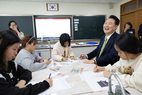 지난 14일 윤석열 대통령은 오룡초 늘봄학교 프로그램에 참관했다/대통령실 제공